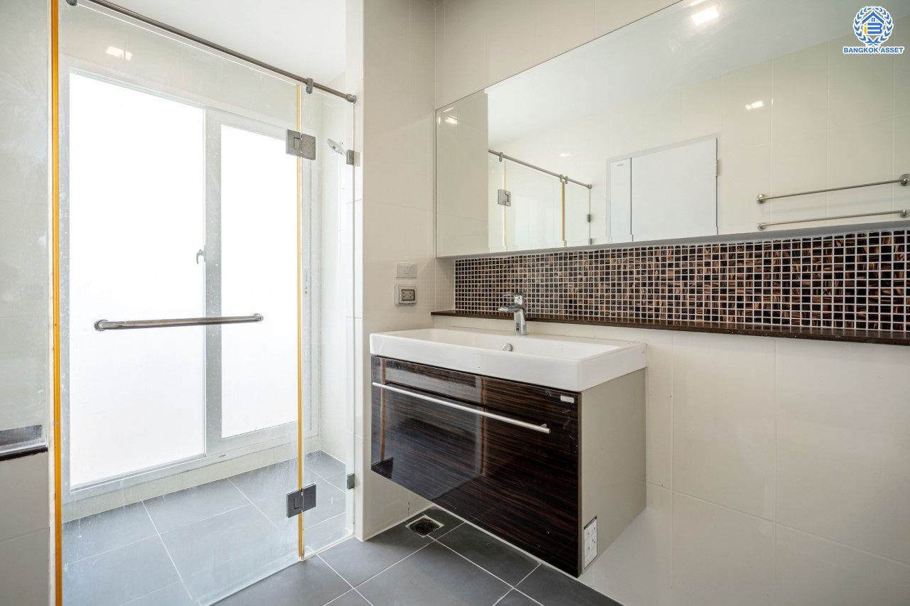 บ้านมือสองตกแต่งใหม่ จากแบรนด์ AP ม.เดอะเซนโทร รัตนาธิเบศร์ หลังมุม เนื้อที่ 60.9 ตร.ว. ฟังก์ชันจัดเต็ม 3 ห้องนอน 3 ห้องน้ำ จอดรถได้ 2 คัน บนทำเลศักยภาพ เชื่อมต่อหลายเส้นทางทั้ง ถ.ราชพฤกษ์, ถ.รัตนาธิเบศร์ และถ.กาญจนาภิเษก และเพียง 5 นาทีถึงรถไฟฟ้า "สถานีบางพลู"